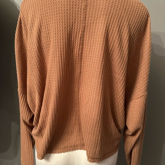 Cozy Tan V-Neck textured oversized crop - Picture 4 of 5